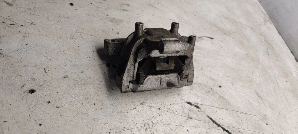 Engine mount bracket 5n0199262f