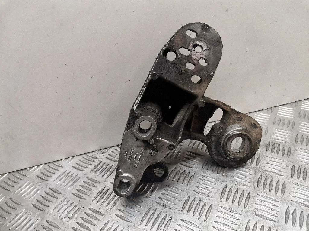 Engine mounting bracket 8E0199351