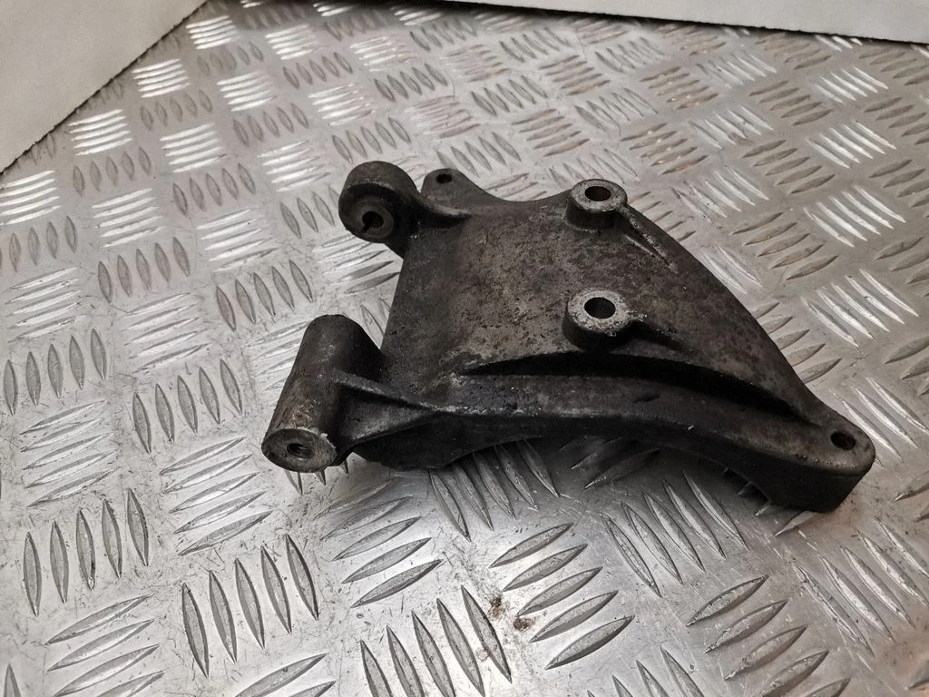 Engine mounting bracket – Audi A4 S4 B6 8E 8H (2001-2005)