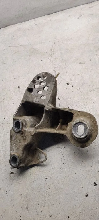 Engine mounting bracket 8e0199351