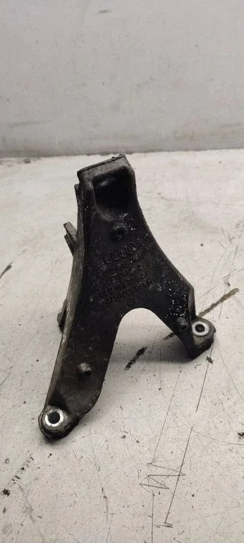 Engine mounting bracket 8e0199308af