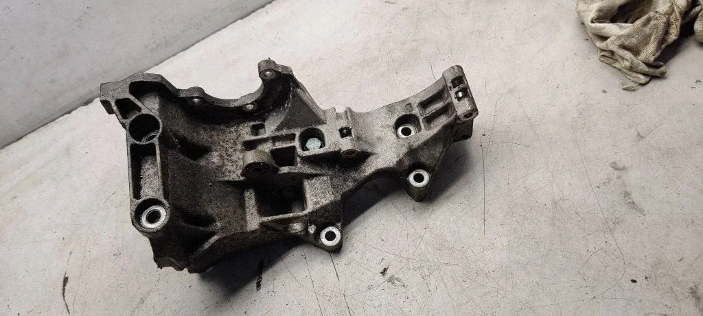 Engine mounting bracket – Audi A4 S4 B7 8E 8H (2005-2008)