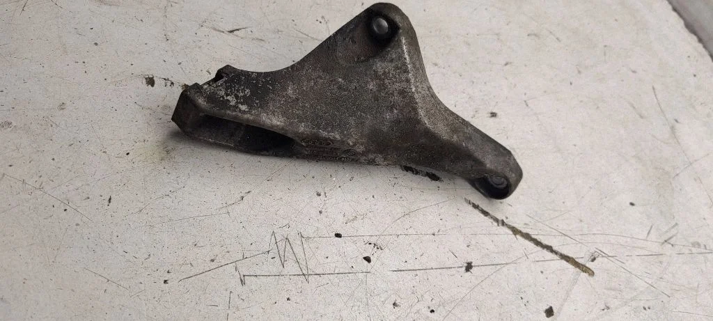 Engine mounting bracket 8e0199307S
