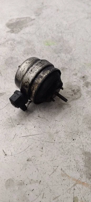 Engine mount bracket