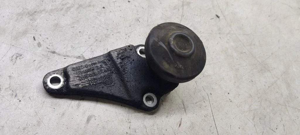 Mootori kinnituskronstein 8d0199343