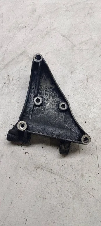 Engine mounting bracket – Volkswagen Passat B5.5 (2001-2005)