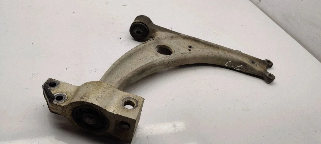 Front lower control arm/wishbone 3c0407153B