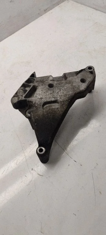 Engine mounting bracket – Volkswagen Passat B6 (2005-2010)