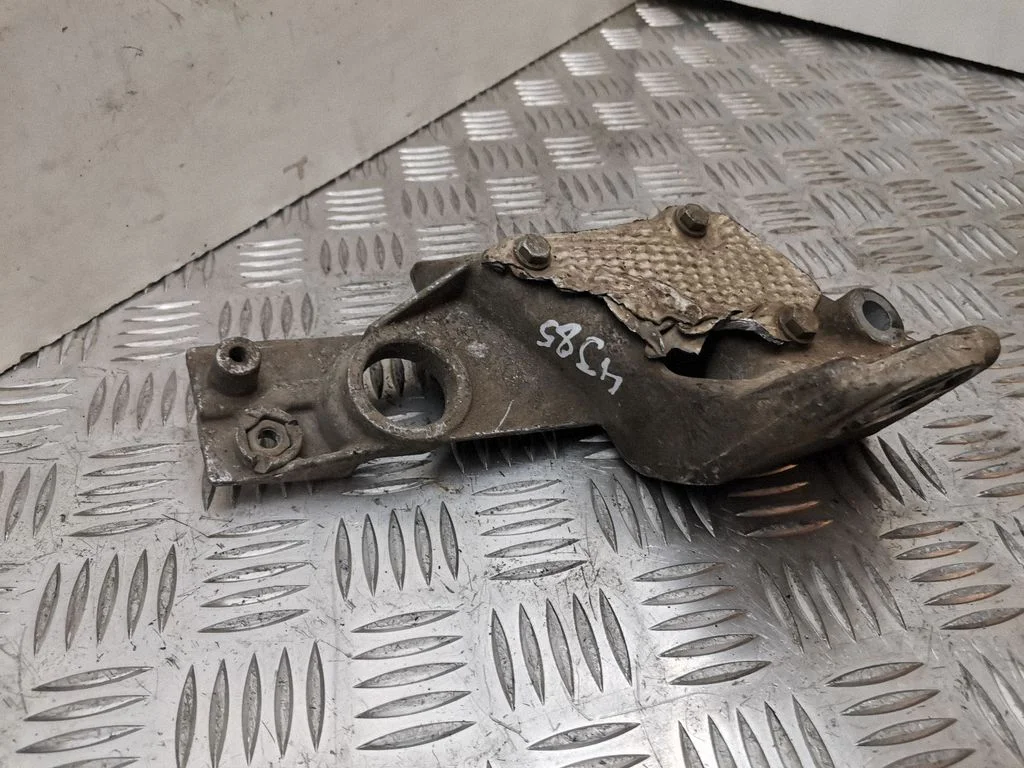 Gearbox mounting bracket