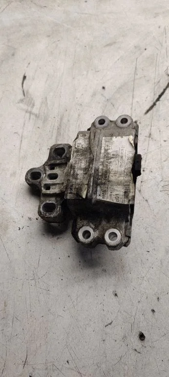 Engine mount bracket 5n0199262f