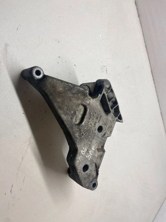 Engine mounting bracket – Seat Leon (1P) (2005-2012)