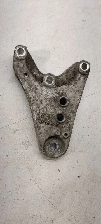 Mootori kinnituskronstein 6q0199185ab