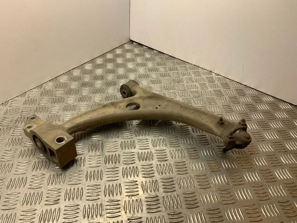 Front lower control arm/wishbone – right