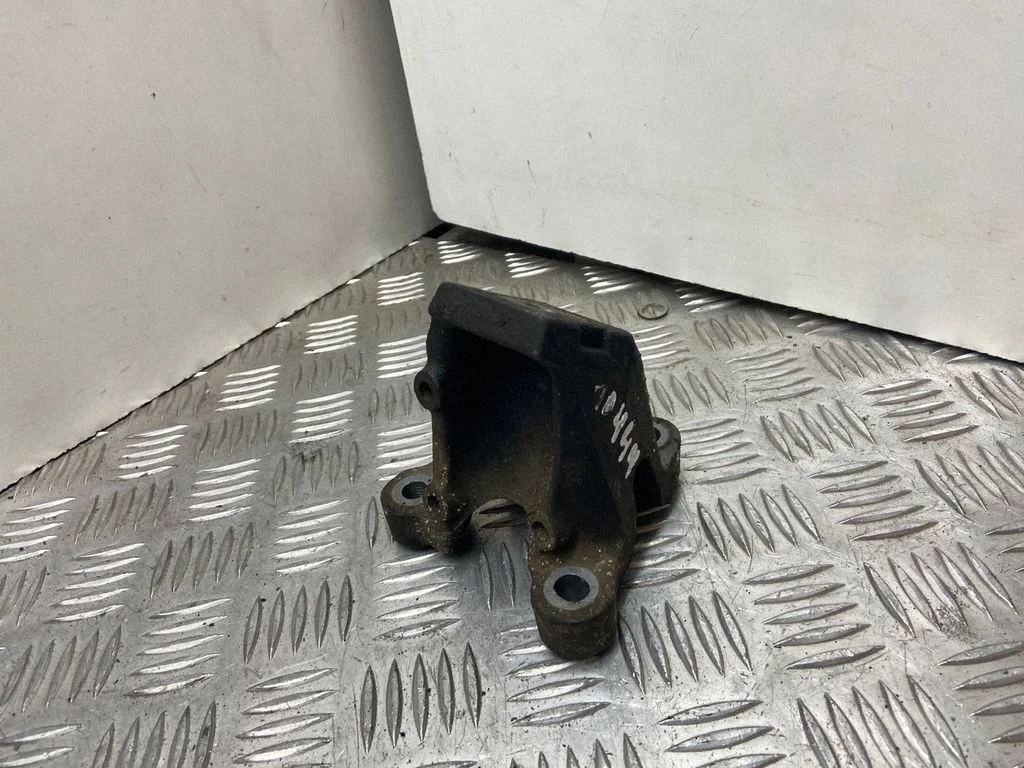 Engine mounting bracket – left