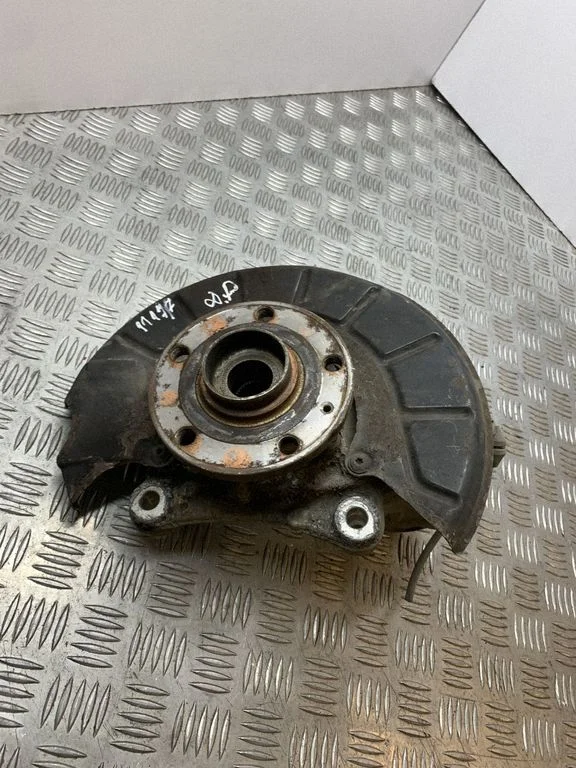 Front wheel hub – right