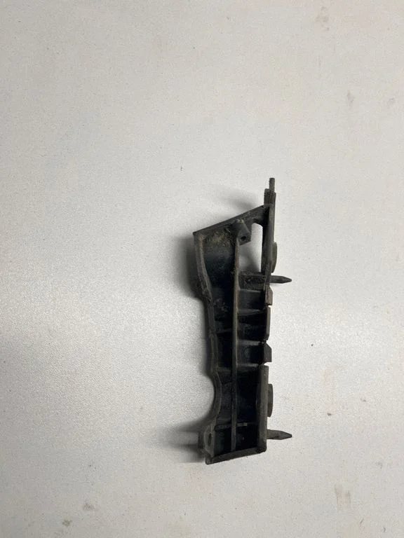 Front bumper mounting bracket 8K0807284