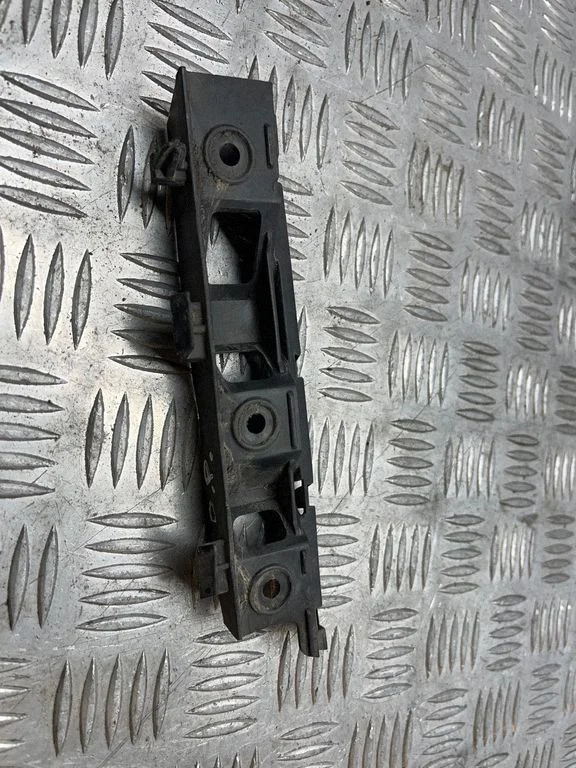 Esistange kinnitusklamber – Volkswagen Passat CC (2008-2016)