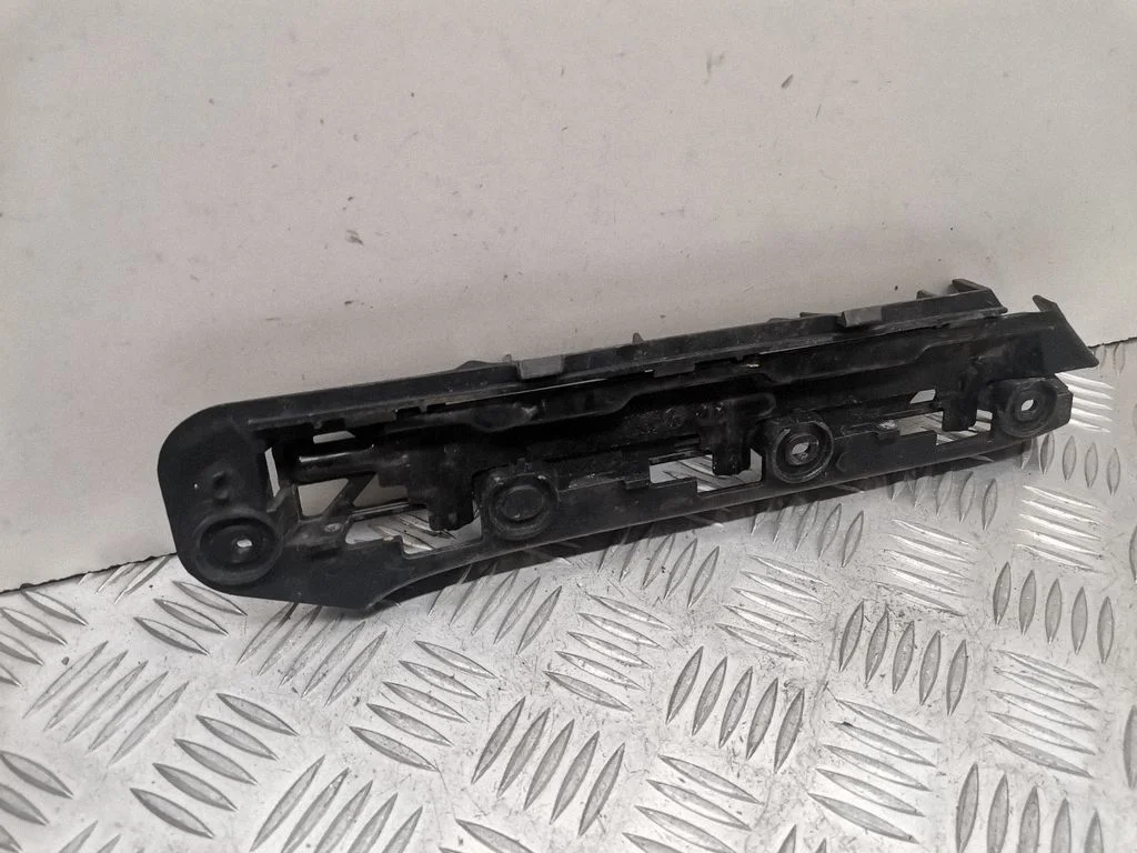 Esistange kinnitusklamber – Volkswagen Caddy (2004-2010)