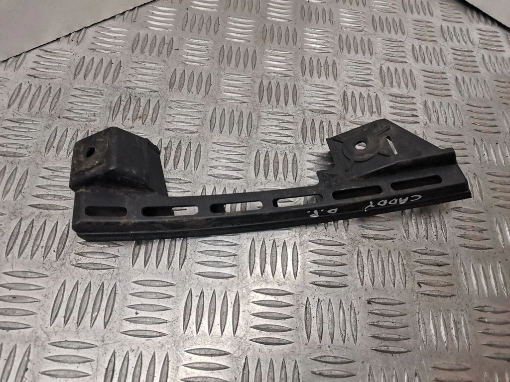 Esistange kinnitusklamber – Volkswagen Caddy (2004-2010)
