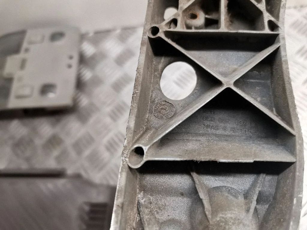 Front bumper mounting bracket 8E0821137B