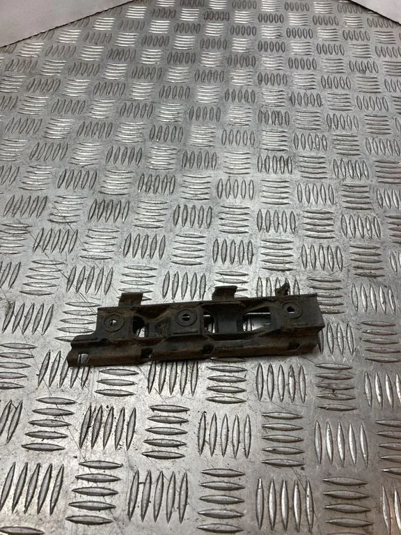 Esistange kinnitusklamber – Volkswagen Passat B6 (2005-2010)