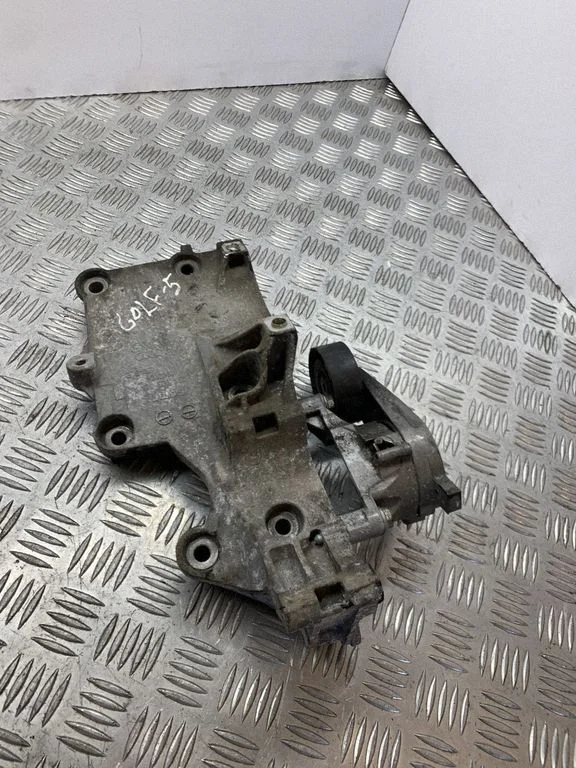 Generator/alternator bracket – Volkswagen Golf Plus (2005-2013)