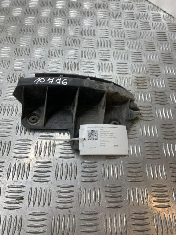Front bumper mounting bracket 8P3807394