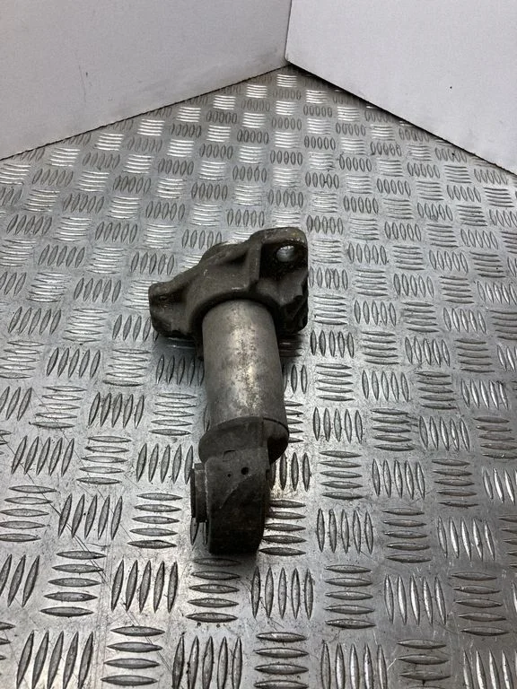 Front bumper mounting bracket