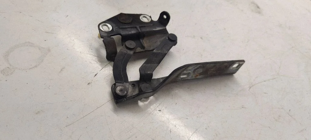 Engine bonnet/hood hinges 3c0823302e