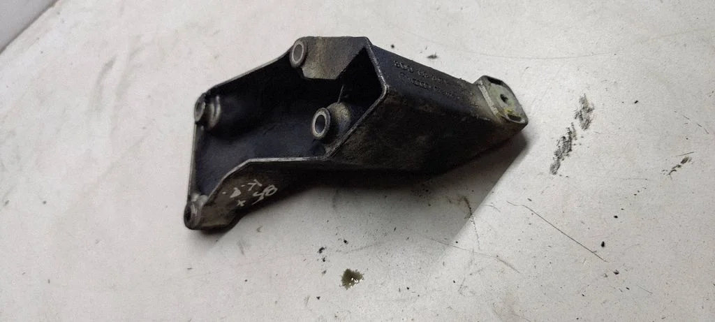 Engine mounting bracket 8d0199307p