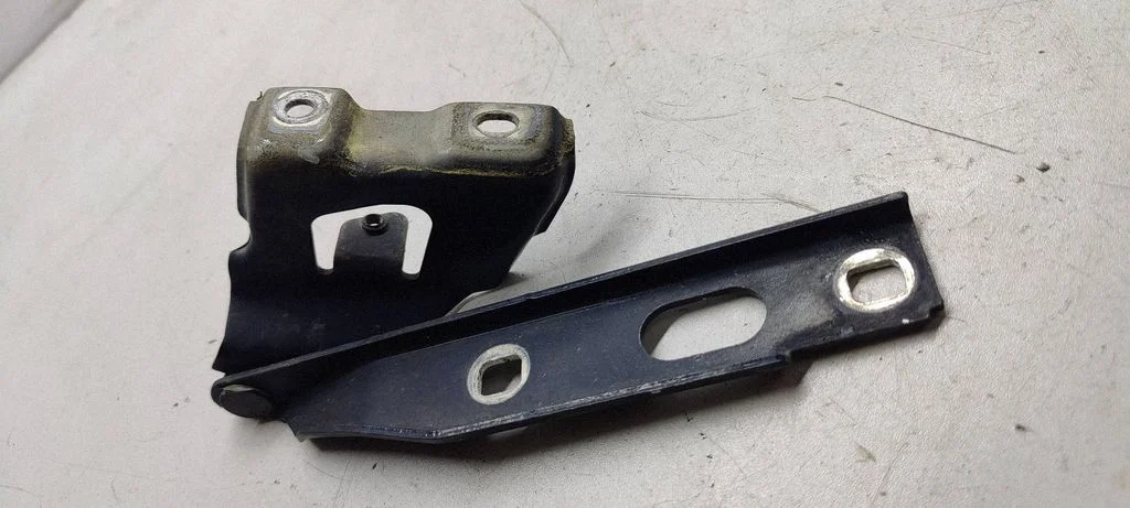 Engine bonnet/hood hinges 8k0823602