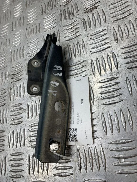 Engine bonnet/hood hinges 8P082330