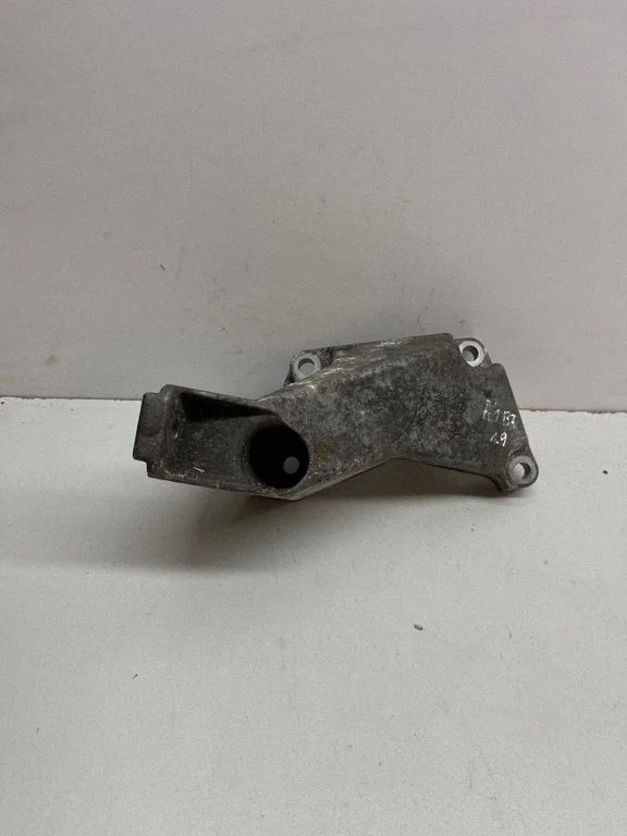 Engine mounting bracket – Audi A4 S4 B7 8E 8H (2005-2008)