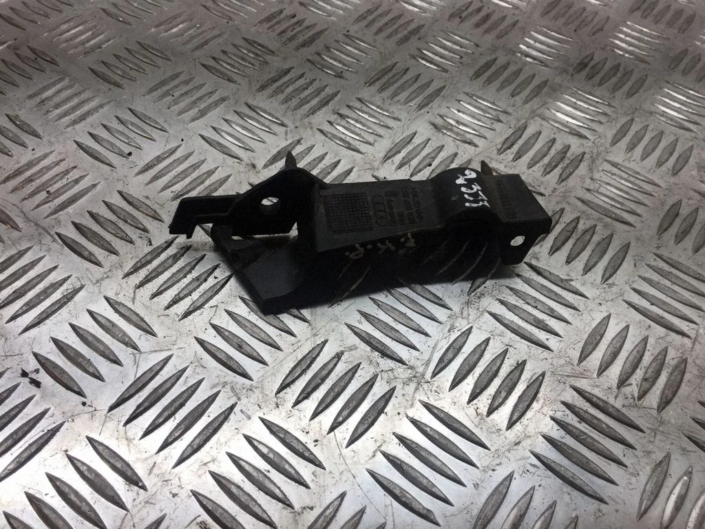 Front bumper mounting bracket 8K0807283