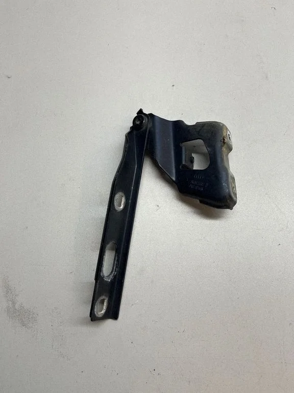 Engine bonnet/hood hinges 8K0823302D