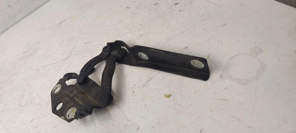 Engine bonnet/hood hinges 3c0823301e