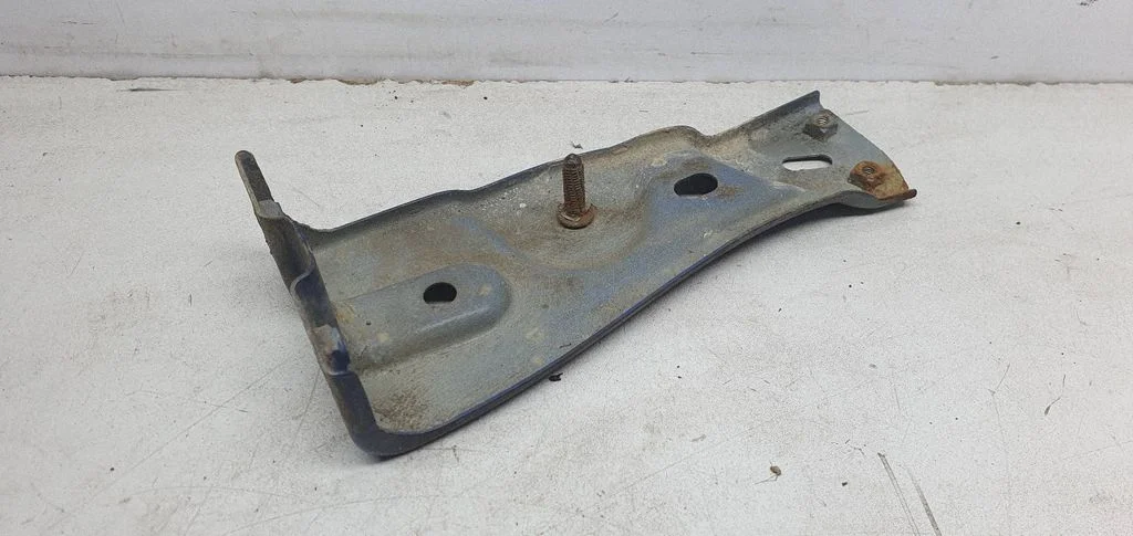 Fender mounting bracket – Volkswagen Passat B6 (2005-2010)