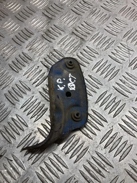 Fender mounting bracket – right