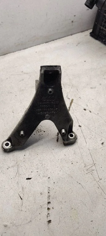 Engine mounting bracket 8e0199308af