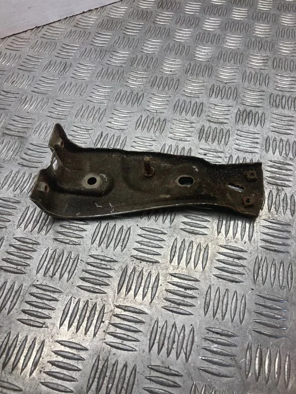 Fender mounting bracket – Volkswagen Passat B6 (2005-2010)