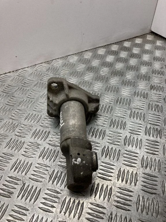 Front bumper mounting bracket