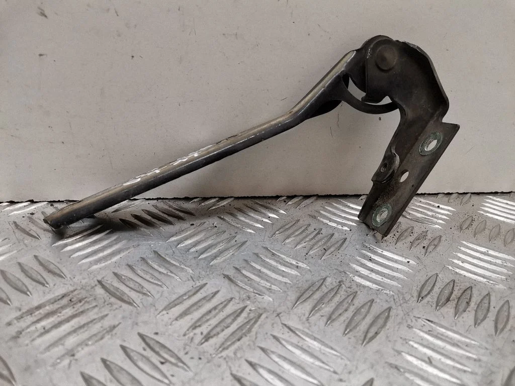 Engine bonnet/hood hinges 3B0823301A