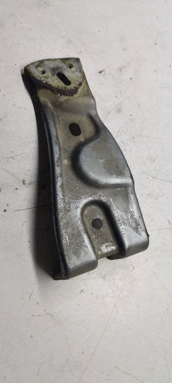 Fender mounting bracket – Volkswagen Passat B6 (2005-2010)