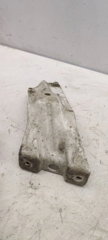 Fender mounting bracket 5K6821136