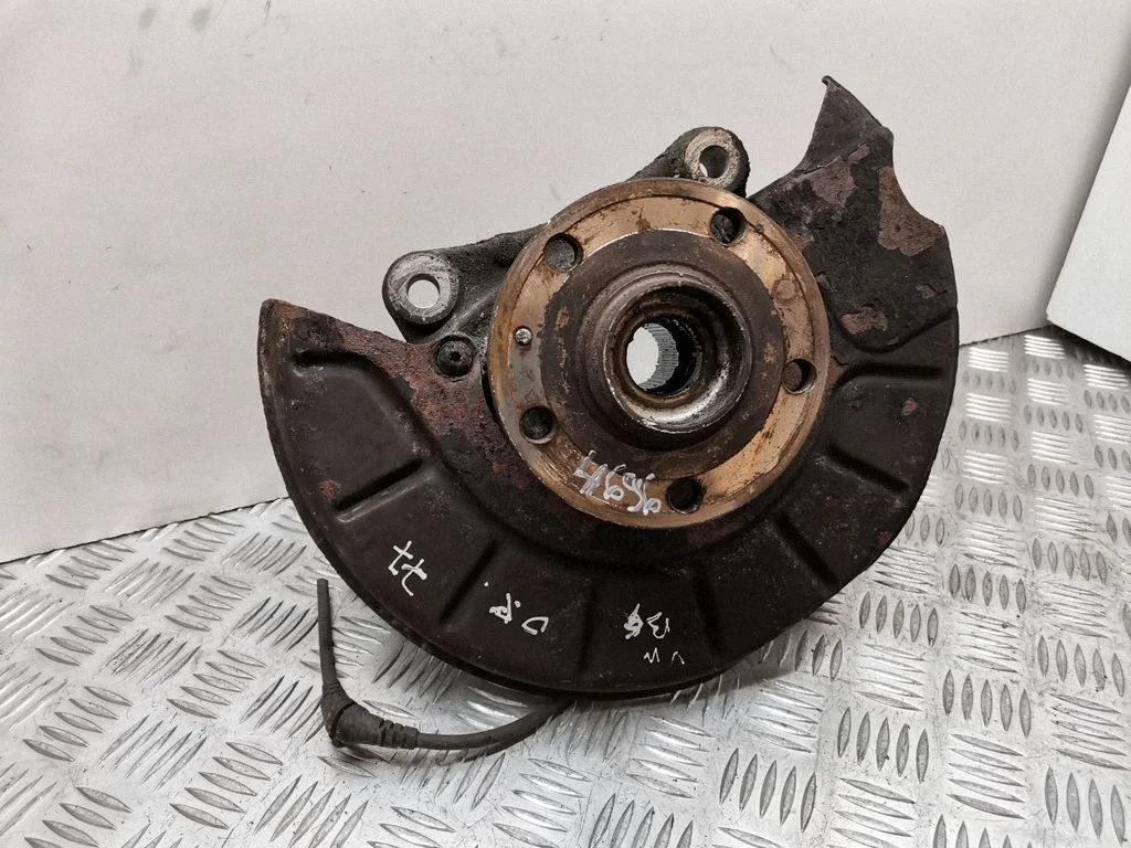 Front wheel hub – right