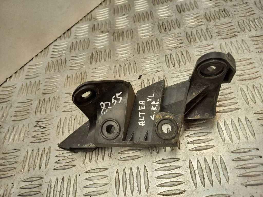 Rear bumper mounting bracket 5P0807347