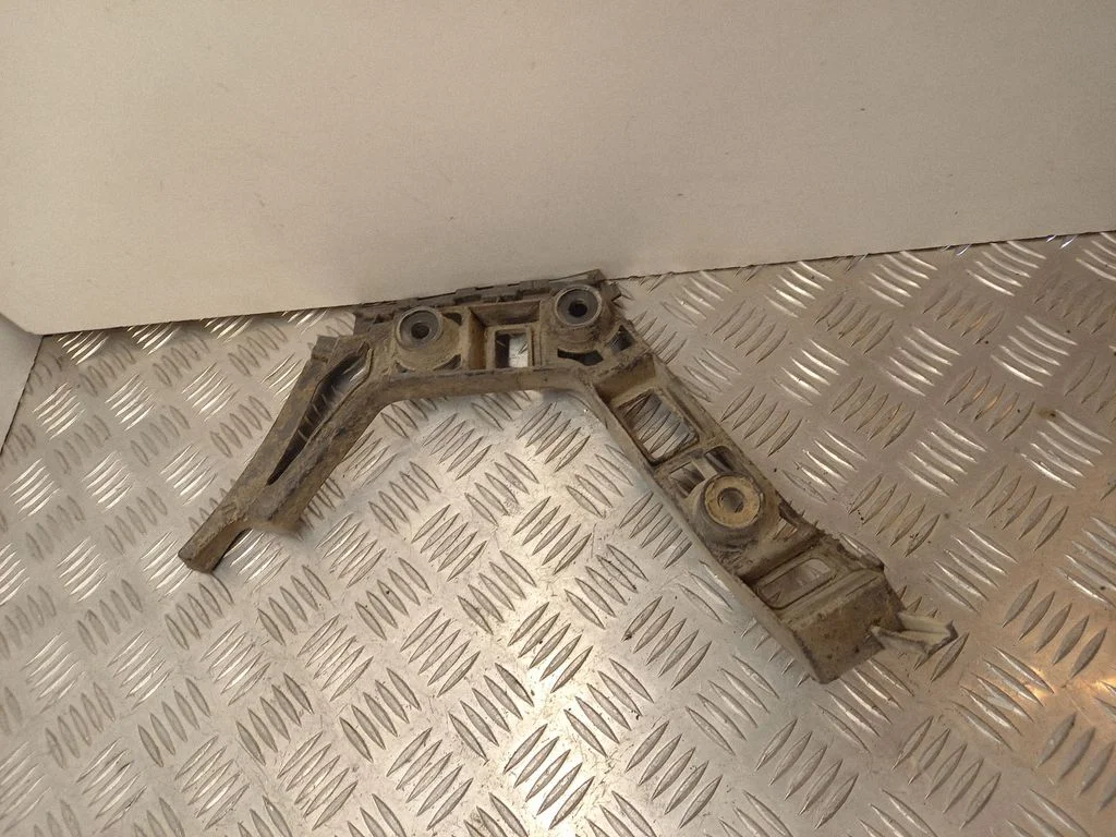 Rear bumper mounting bracket 5K6807394