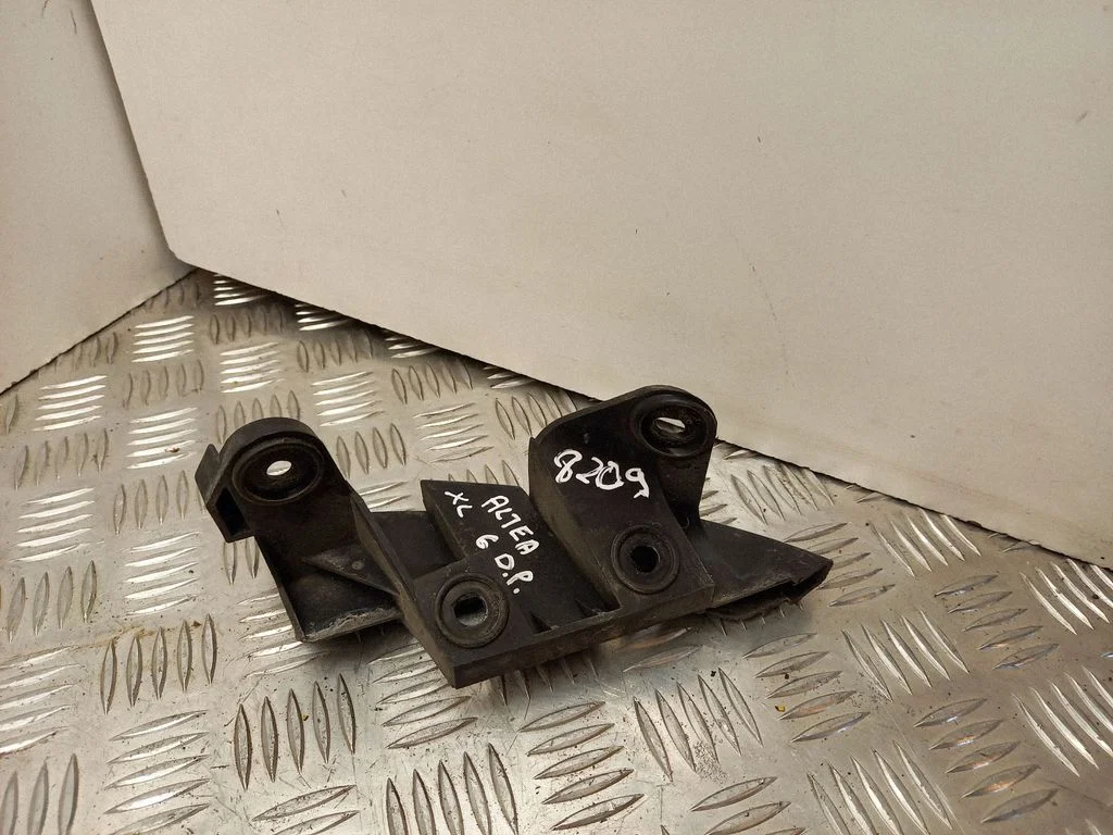 Rear bumper mounting bracket 5P8807348