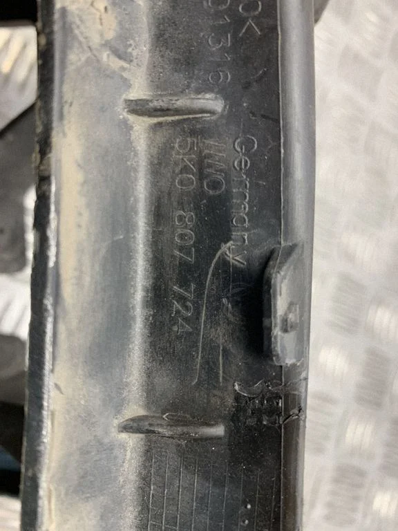 Rear bumper mounting bracket 5N0807724
