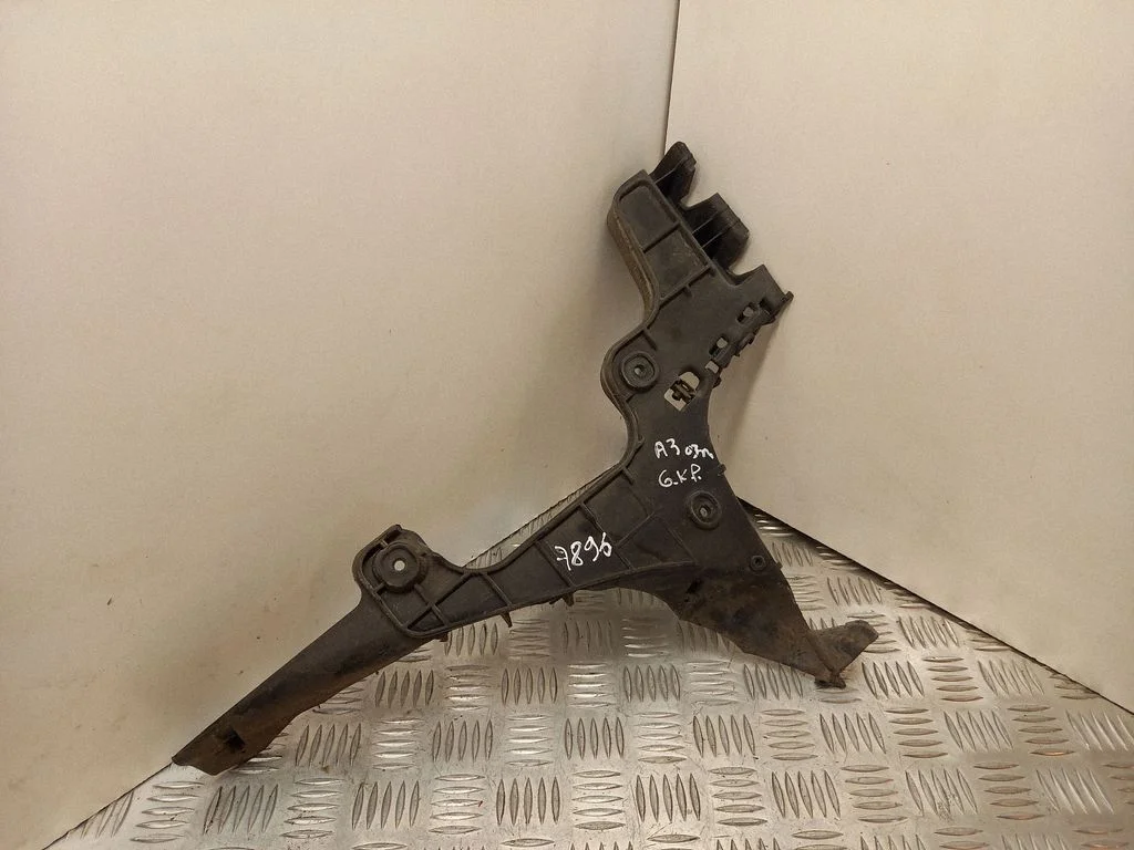 Rear bumper mounting bracket 8P3807377A